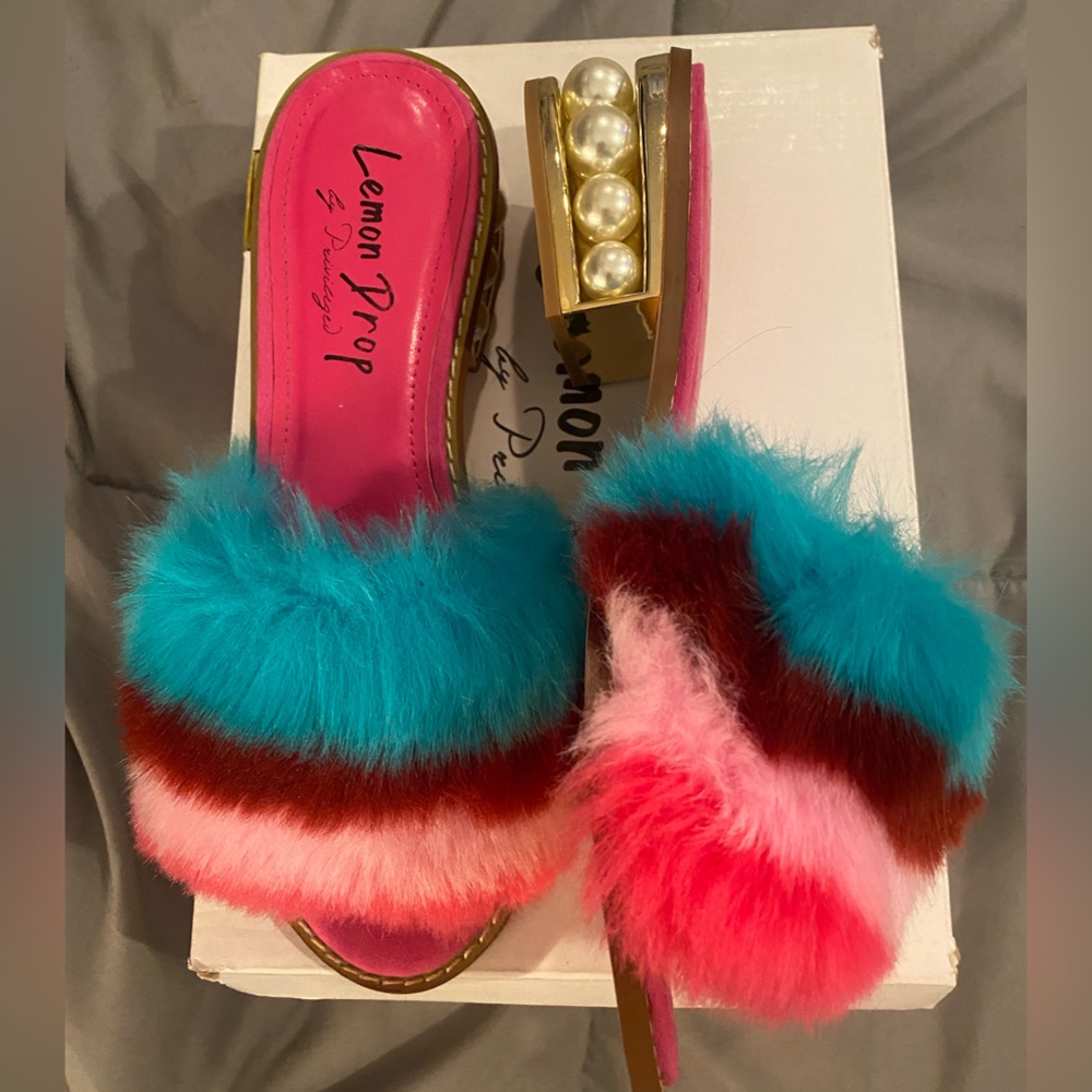 New lemon drop by Privileged women’s multicolored fur sandals size 9